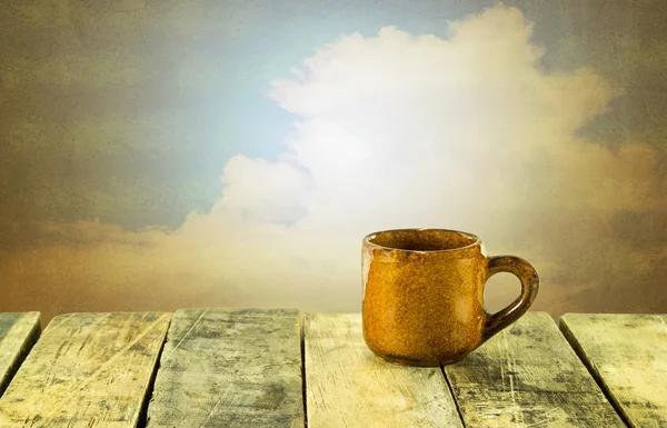 Coffee cup on wooden table on vintage background — Stock Photo, Image