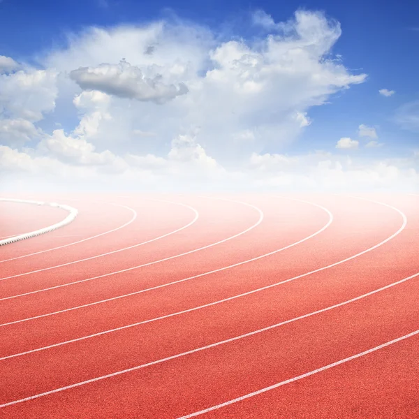 Courbe d'une piste de course et ciel bleu — Photo