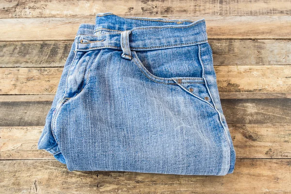 Jeans blu su vecchia superficie di legno — Foto Stock