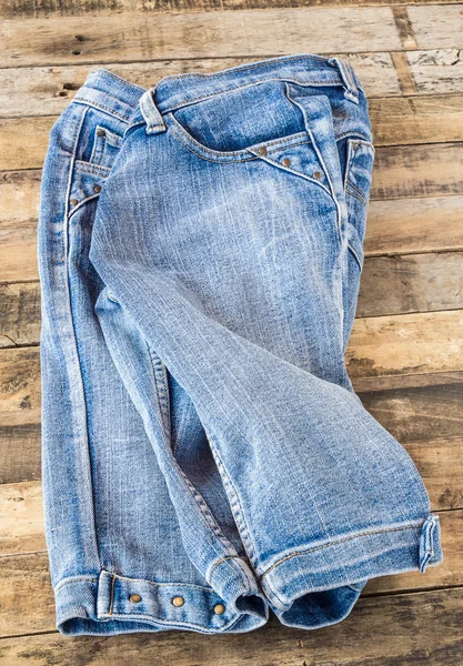 Blue Jeans auf alter Holzoberfläche — Stockfoto