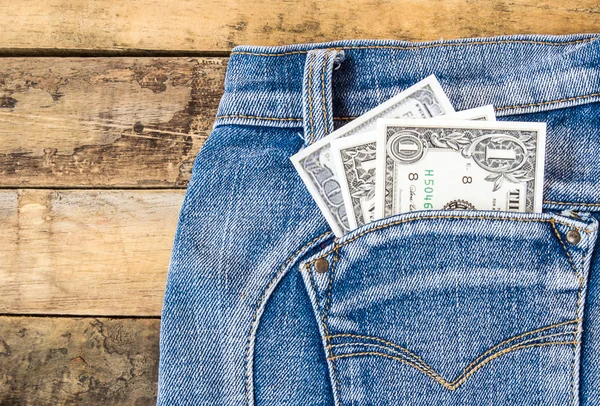 Dólar dinheiro em bolso jeans azuis — Fotografia de Stock