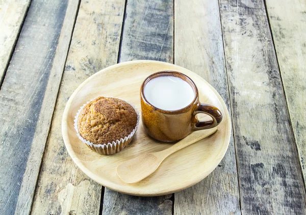 Banana cup cake and milk on wooden background — Stock Photo, Image