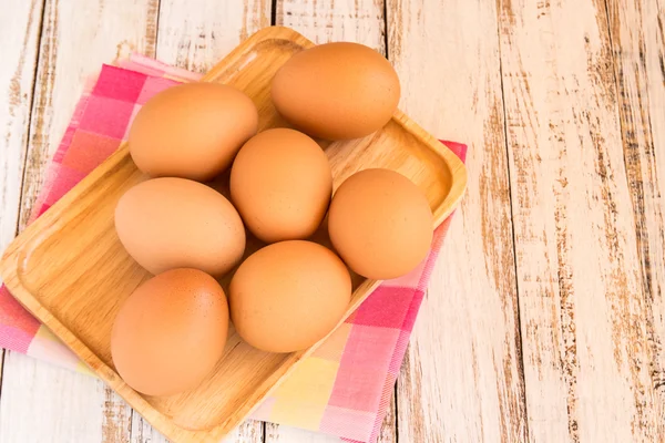 Huevos de pollo marrón sobre fondo de madera —  Fotos de Stock