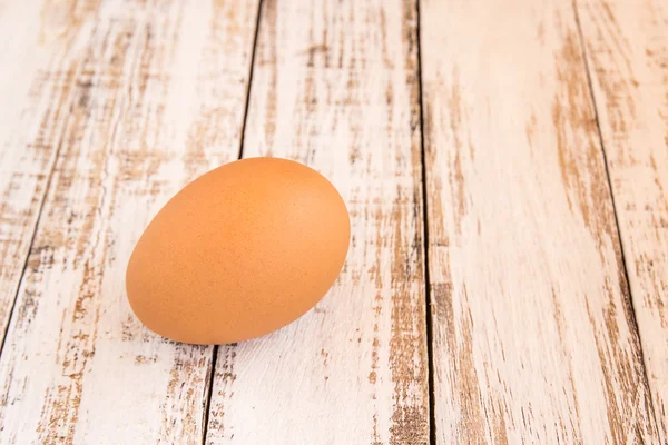 Ahşap arka plan üzerinde kahverengi tavuk yumurtası — Stok fotoğraf