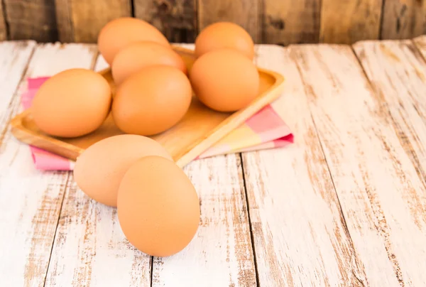 Huevos de pollo marrón sobre fondo de madera —  Fotos de Stock