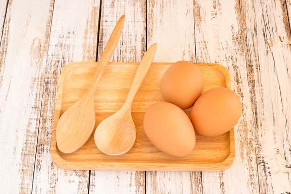 Ahşap arka plan üzerinde kahverengi tavuk yumurtası — Stok fotoğraf