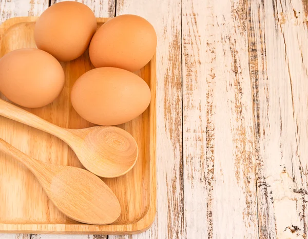 Huevos de pollo marrón sobre fondo de madera — Foto de Stock