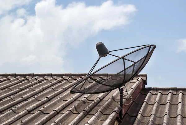 Műholdas antenna a tetőn — Stock Fotó