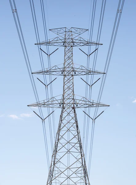 Puesto de alto voltaje. Alto voltaje torre cielo fondo. — Foto de Stock