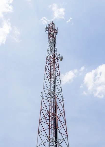 Torony kommunikációs parabolaantennák — Stock Fotó