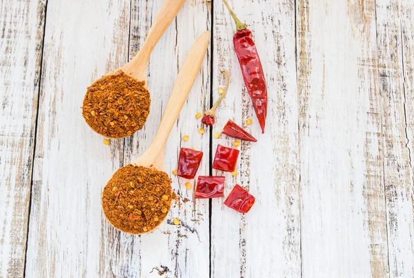 Peperoncino in polvere in cucchiaio di legno — Foto Stock