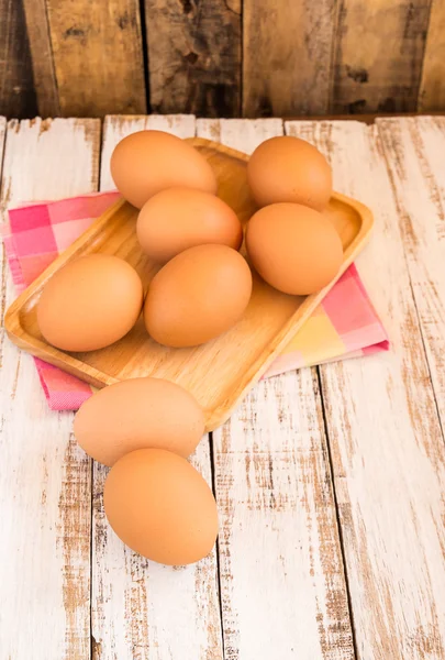 Huevos de pollo marrón sobre fondo de madera — Foto de Stock