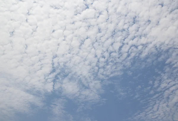 Nuvens no fundo do céu azul — Fotografia de Stock