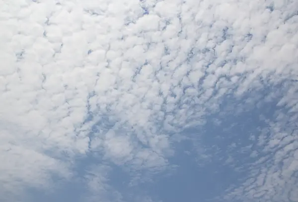 Nuvens no fundo do céu azul — Fotografia de Stock