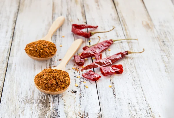 Chili en polvo en cuchara de madera —  Fotos de Stock