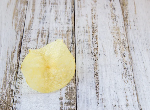 Kartoffelchips auf einem Holztisch — Stockfoto