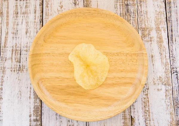 Patatas fritas en plato de madera sobre mesa de madera blanca — Foto de Stock