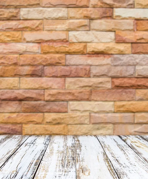 Witte houten met wazig bakstenen muur achtergrond — Stockfoto