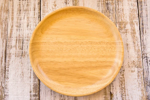 Feche a placa de madeira na mesa de madeira branca — Fotografia de Stock