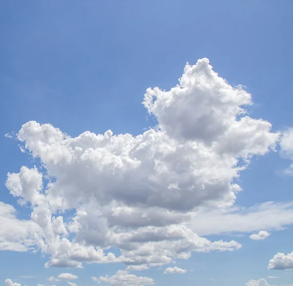 Clouds with blue sky background — Stock Photo, Image