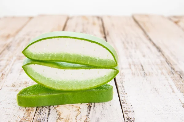 Aloe Vera blad på trä bakgrund — Stockfoto