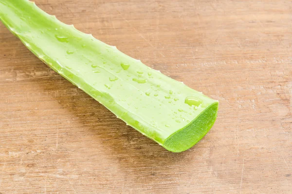 Aloe Vera blad på trä bakgrund — Stockfoto