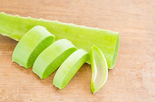 Aloe Vera blad på trä bakgrund — Stockfoto