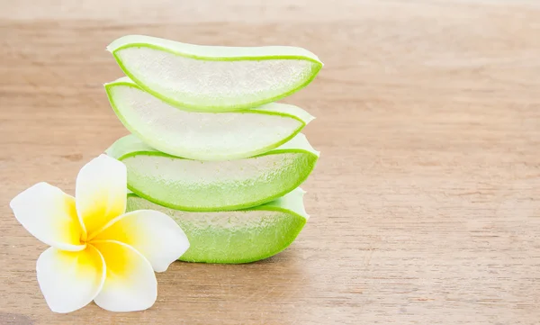 Aloe vera dan bunga frangipani di kayu — Stok Foto