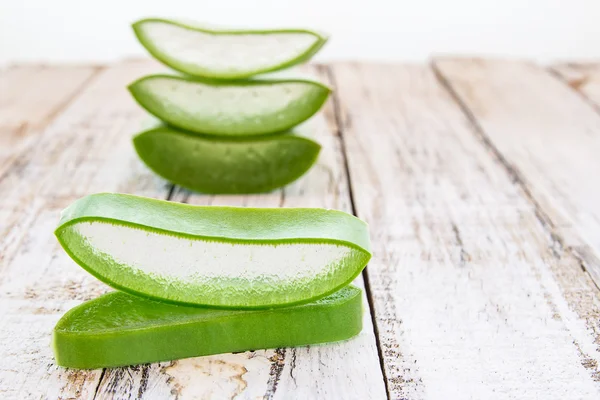 Aloe Vera pergi dengan latar belakang kayu — Stok Foto