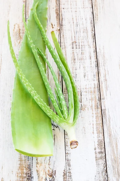 Aloe Vera listí na dřevěném pozadí — Stock fotografie