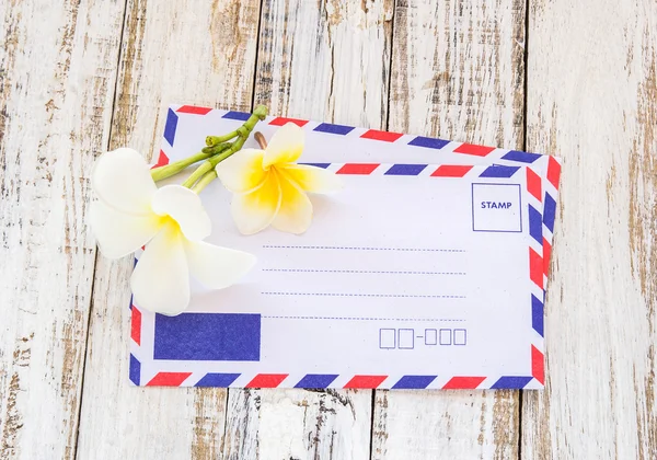 Квітка конверта і сливи на дерев'яному фоні — стокове фото