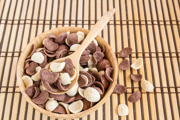 Chiudi i cereali dolci in una ciotola di legno — Foto Stock