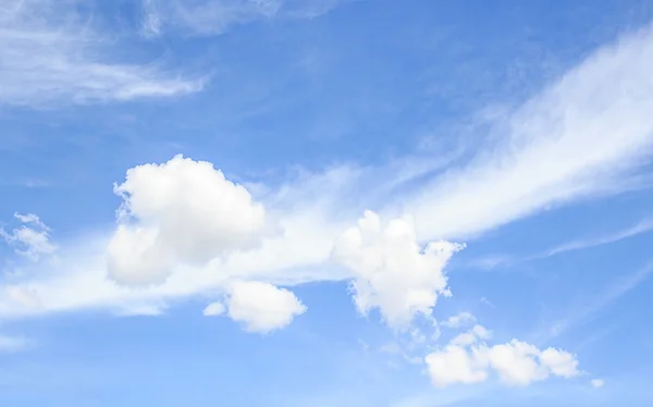 Witte wolken met blauwe lucht achtergrond — Stockfoto