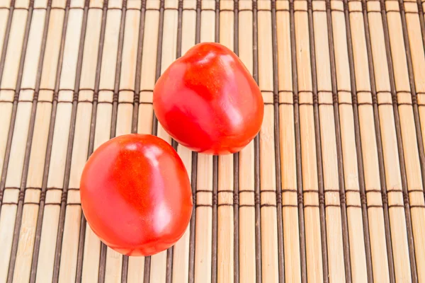 Tomate rouge fraîche sur fond en bois — Photo
