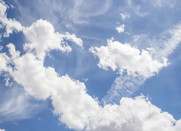 Beautiful white clouds and blue sky background — Stock Photo, Image