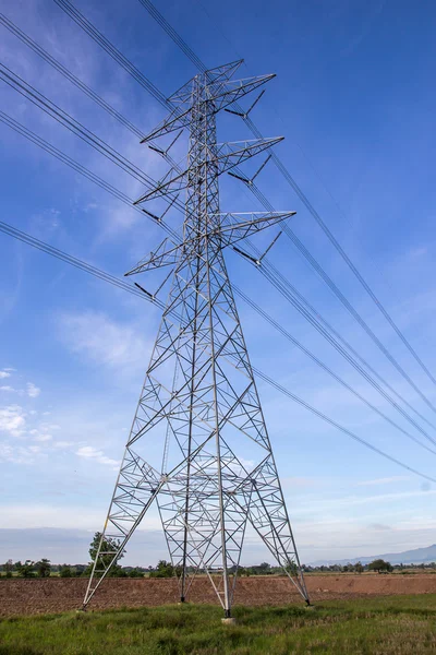 Torre de alto voltaje con fondo de cielo azul. — Foto de Stock