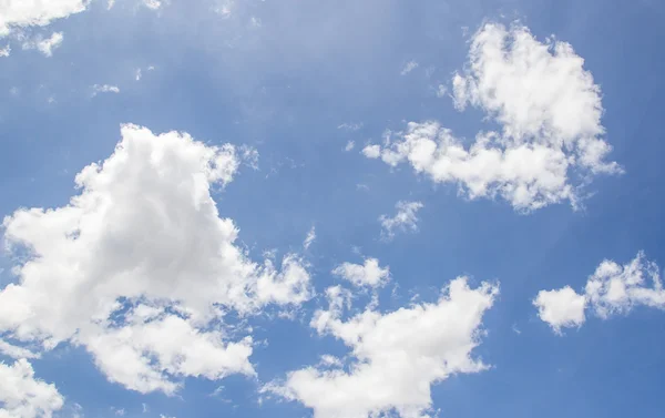 Nuvens brancas com fundo azul céu — Fotografia de Stock