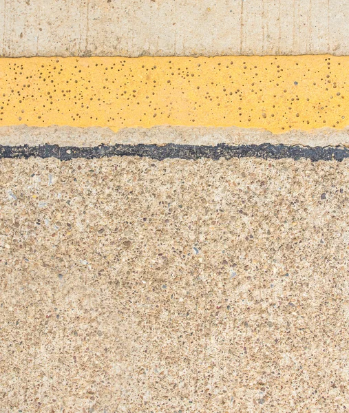 Żółta linia na teksturze drogi — Zdjęcie stockowe