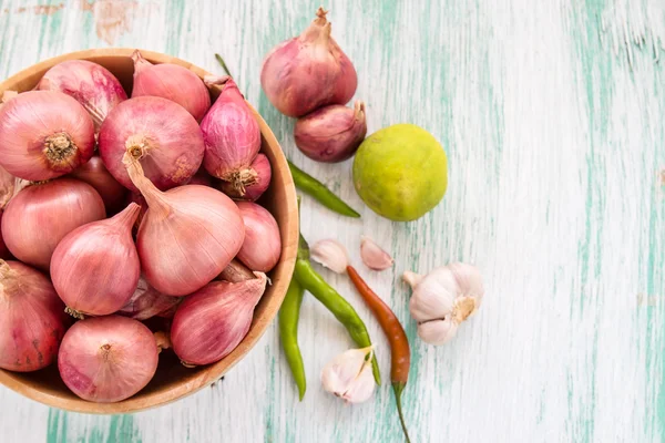 Frische rote Bio-Zwiebel in Holzschale — Stockfoto