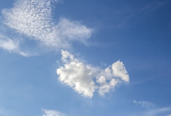 Witte wolken in de blauwe lucht — Stockfoto