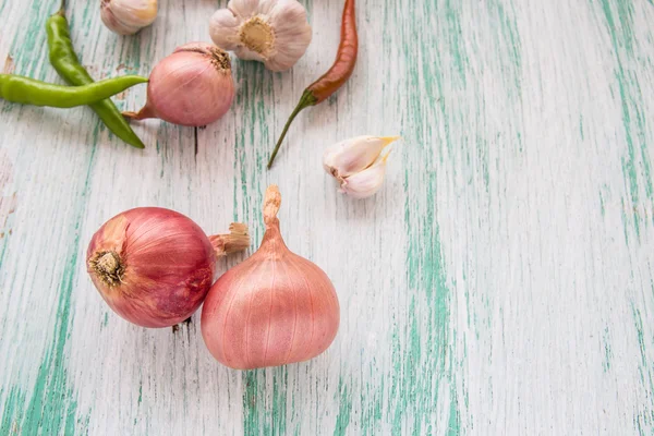 Frischer Bio-roter Zwiebelknoblauch und Chili auf Holztisch — Stockfoto