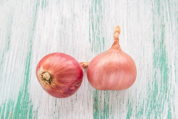 Cipolla rossa biologica su fondo di legno — Foto Stock