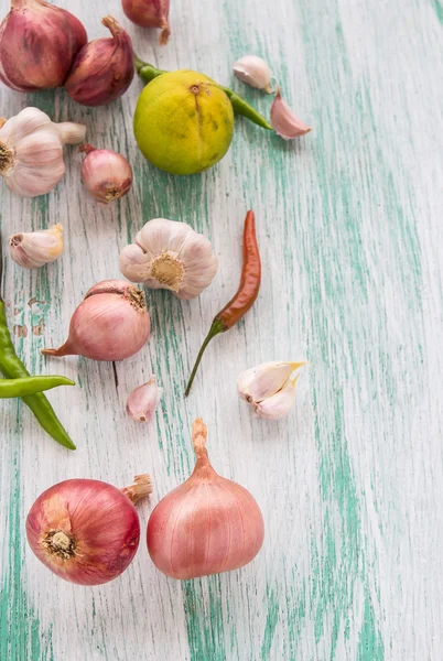 Cebola vermelha orgânica em fundo de madeira — Fotografia de Stock