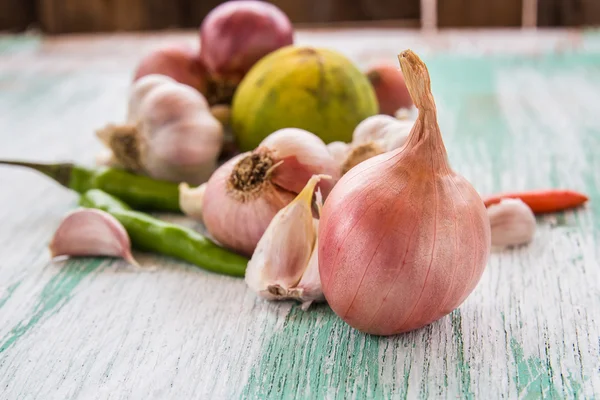 Bio-rote Zwiebeln Knoblauch und Zitrone auf Holz Hintergrund — Stockfoto