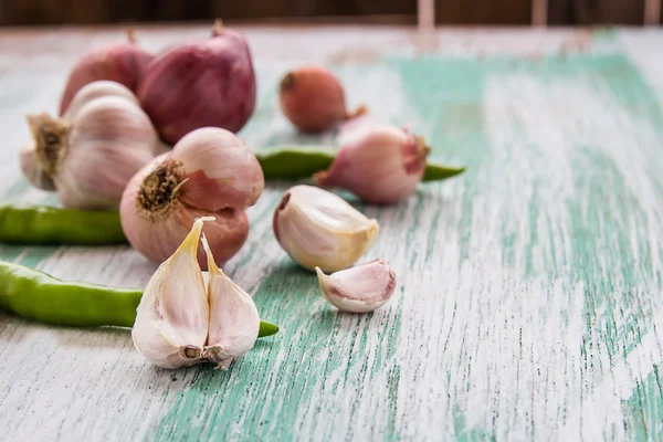Chiudi aglio e cipolla rossa sul tavolo di legno — Foto Stock