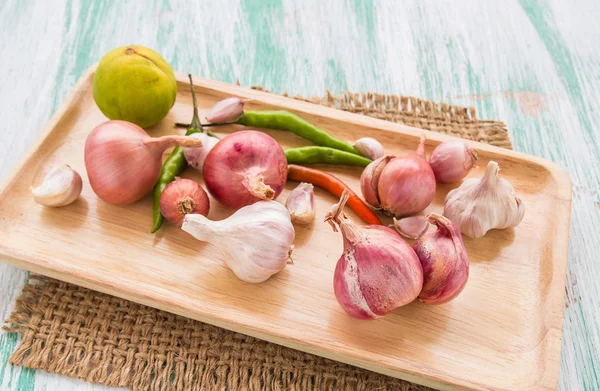 Bio-rote Zwiebeln Knoblauch und Zitrone auf Holz Hintergrund — Stockfoto