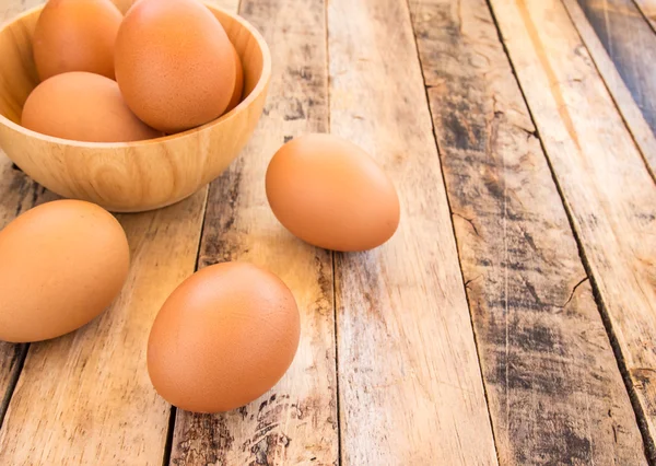 Huevos de pollo marrón sobre fondo de madera —  Fotos de Stock