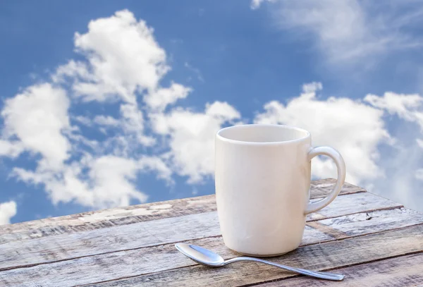 Coffee cup on wooden table — Stock Photo, Image