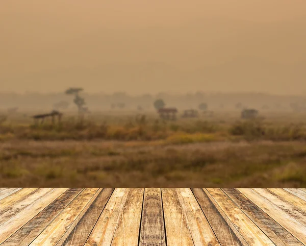 Vecchio tavolo in legno con sfondo sfocato — Foto Stock
