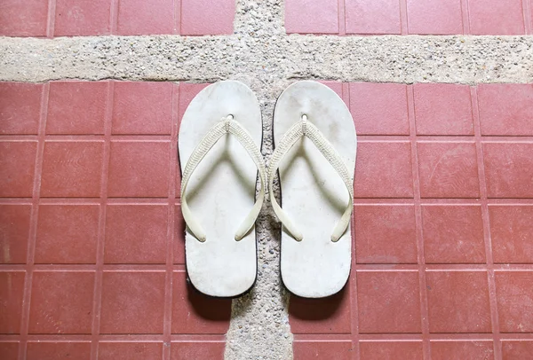 Bliska biały sandał na podłodze — Zdjęcie stockowe